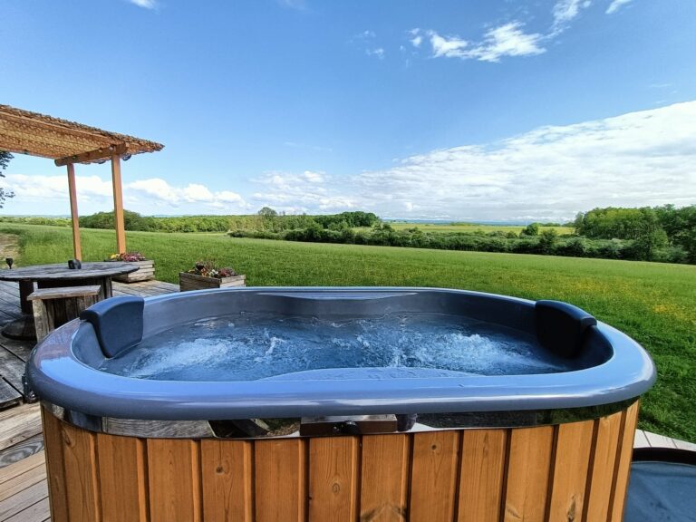 Gîte insolite avec bain nordique : vivez l’expérience du Robin des Bois aux Gîtes de Robinson